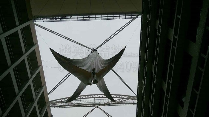 中空走廊屋面膜結(jié)構(gòu)安裝-燁興膜結(jié)構(gòu) 中空走廊屋面膜結(jié)構(gòu)安裝1.jpg