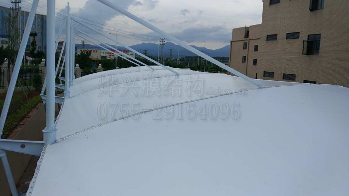 膜結(jié)構(gòu)車棚膜面-燁興膜結(jié)構(gòu) 膜結(jié)構(gòu)車棚膜面.jpg