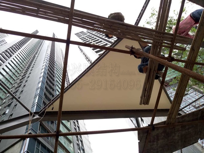 膜結(jié)構(gòu)通道遮陽棚安裝-燁興膜結(jié)構(gòu) 膜結(jié)構(gòu)通道遮陽棚安裝.jpg